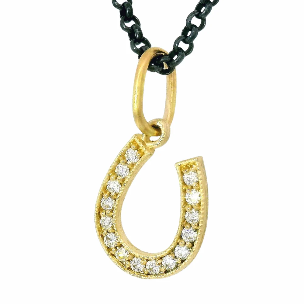 Diamond Gold Horseshoe Charm – "Vivi Ama Vita" - Image 5
