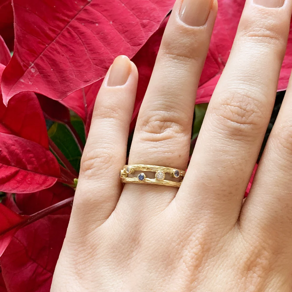 Yogo Sapphire and Diamond Yellow Gold Ring - "Pebble" - Image 5